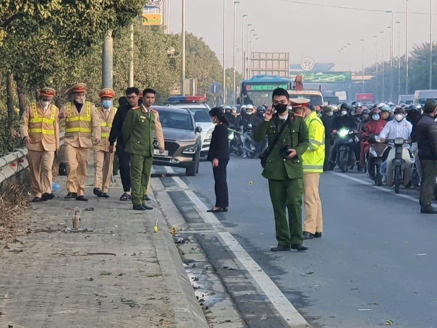 Lực lượng chức năng c&oacute; mặt tai hiện trường.&nbsp;