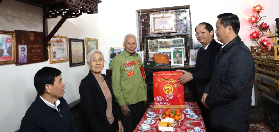 Trưởng Ban Tuy&ecirc;n gi&aacute;o Th&agrave;nh ủy H&agrave; Nội Nguyễn Do&atilde;n Toản, B&iacute; thư Huyện ủy Đan Phượng&nbsp;Trần Đức Hải c&ugrave;ng c&aacute;c th&agrave;nh vi&ecirc;n trong Đo&agrave;n thăm v&agrave; tặng qu&agrave; gia đ&igrave;nh &ocirc;ng Nguyễn Đăng T&agrave;i,&nbsp;cụm 6, x&atilde; Hồng H&agrave;, huyện Đan Phượng.