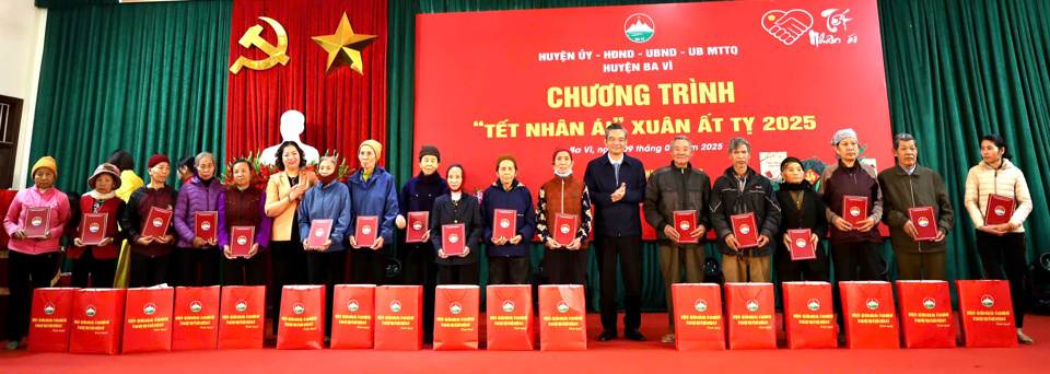 L&atilde;nh đạo huyện Ba V&igrave; tặng qu&agrave; Tết Nguy&ecirc;n đ&aacute;n Ất Tỵ 2025 cho c&aacute;c đối tượng tại&nbsp;Chương tr&igrave;nh &ldquo;Tết nh&acirc;n &aacute;i &ndash; Xu&acirc;n Ất Tỵ 2025&rdquo;.