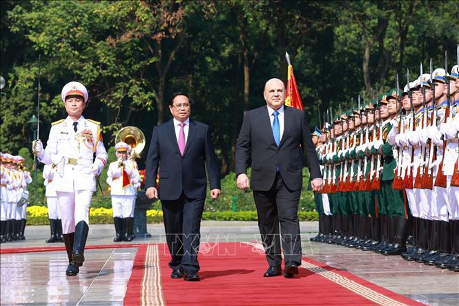 Thủ tướng Phạm Minh Ch&iacute;nh v&agrave; Thủ tướng Li&ecirc;n bang Nga Mikhail Vladimirovich Mishustin duyệt Đội danh dự Qu&acirc;n đội nh&acirc;n d&acirc;n Việt Nam. Ảnh: TTXVN