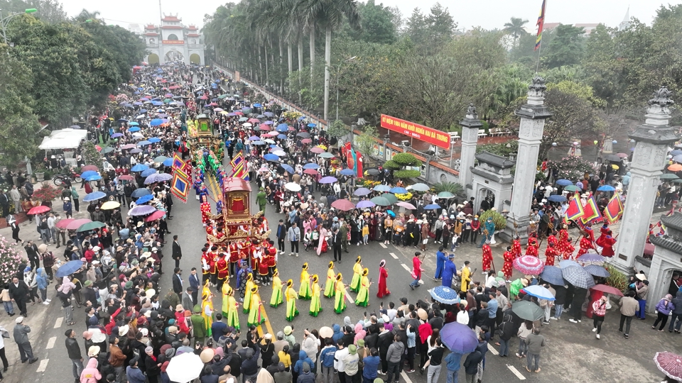 Du kh&aacute;ch tham quan, trải nghiệm tại Lễ hội Đền thờ Hai B&agrave; Trưng huyện M&ecirc; Linh năm 2024. Ảnh: Phạm H&ugrave;ng