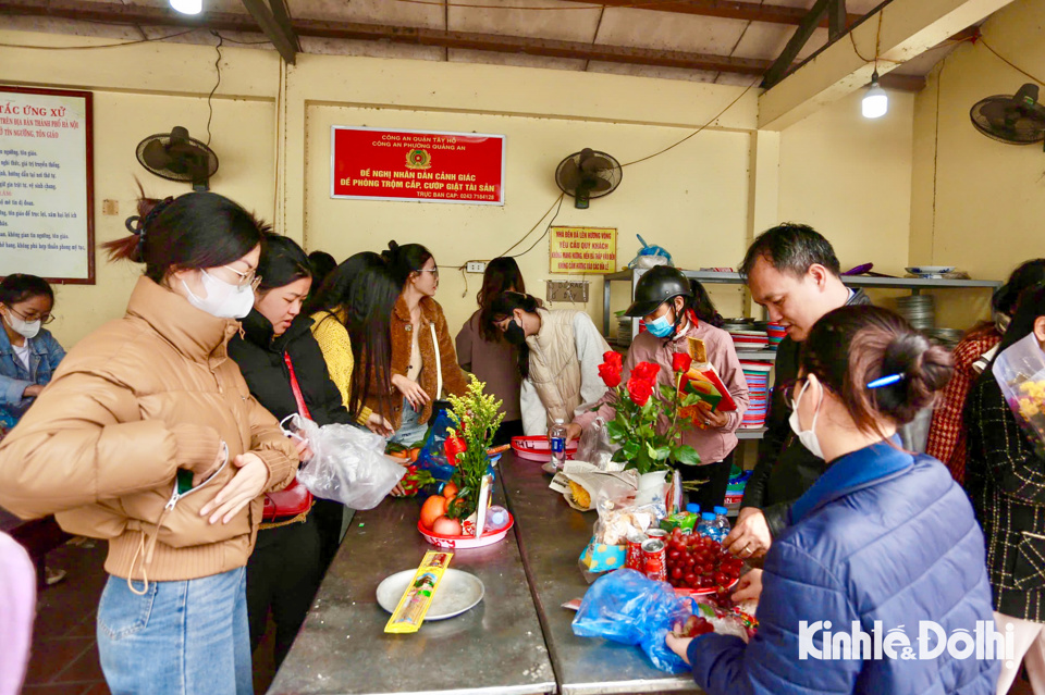 Trong ng&agrave;y, 14/1 (tức ng&agrave;y rằm th&aacute;ng Chạp), rất đ&ocirc;ng người từ khắp nơi đổ về Phủ T&acirc;y Hồ tạ lễ v&agrave; cầu b&igrave;nh an trong ng&agrave;y rằm cuối c&ugrave;ng của năm 2024 &Acirc;m lịch.