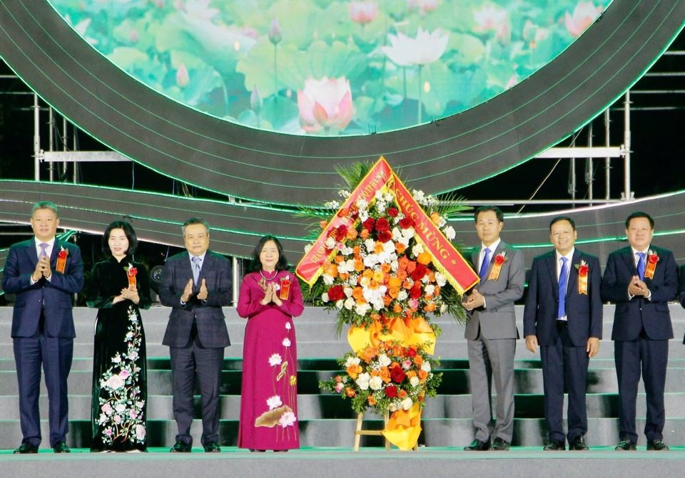 B&iacute; thư Th&agrave;nh ủy H&agrave; Nội B&ugrave;i Thị Minh Ho&agrave;i v&agrave; l&atilde;nh đạo TP tặng hoa ch&uacute;c mừng Sở NN&amp;PTNT H&agrave; Nội nh&acirc;n kỷ niệm 70 năm Ng&agrave;y th&agrave;nh lập Sở NN&amp;PTNT H&agrave; Nội v&agrave; đ&oacute;n nhận Hu&acirc;n chương Lao động hạng Nhất.