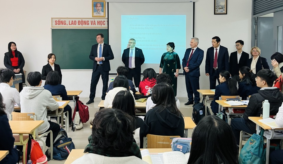 Đo&agrave;n c&ocirc;ng t&aacute;c Bộ Gi&aacute;o dục Li&ecirc;n bang Nga giao lưu với học sinh chuy&ecirc;n Nga - Trường THPT chuy&ecirc;n H&agrave; Nội - Amsterdam.