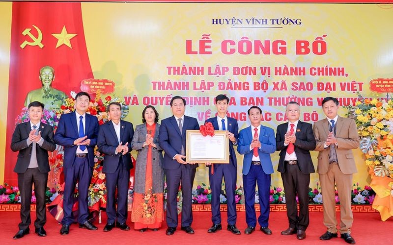 Lễ c&ocirc;ng bố th&agrave;nh lập đơn vị h&agrave;nh ch&iacute;nh v&agrave; Đảng bộ x&atilde; Sao Đại Việt (tr&ecirc;n cơ sở s&aacute;p nhập 3 x&atilde; Bồ Sao - Cao Đại - Việt Xu&acirc;n), huyện Vĩnh Tường. Ảnh: Lương Giang.&nbsp;