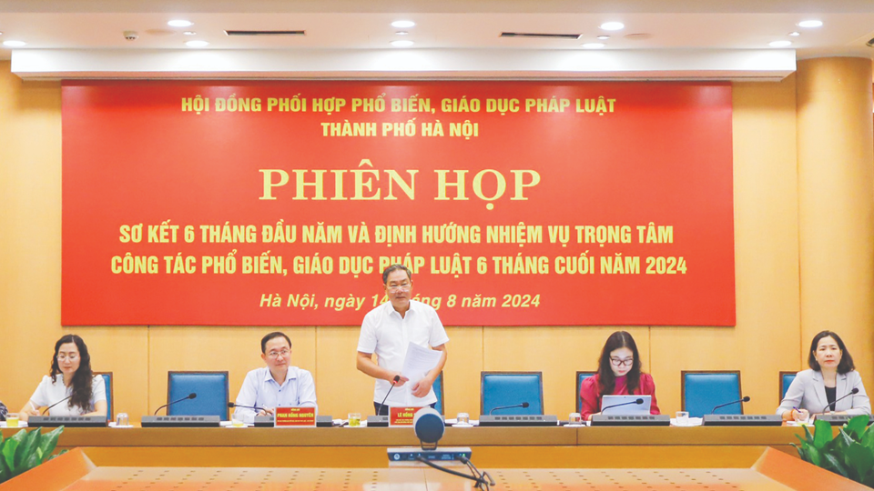 Ủy vi&ecirc;n Ban Thường vụ Th&agrave;nh ủy, Ph&oacute; Chủ tịch Thường trực UBND TP L&ecirc; Hồng Sơn - Chủ tịch Hội đồng Phối hợp phổ biến gi&aacute;o dục ph&aacute;p luật TP H&agrave; Nội chủ tr&igrave; phi&ecirc;n họp th&aacute;ng 8/2024. Ảnh: C&ocirc;ng H&ugrave;ng