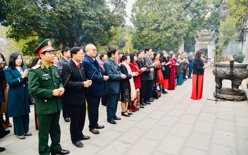 C&aacute;c đại biểu d&acirc;ng hương tại đền thờ Hai B&agrave; Trưng, trước khi v&agrave;o hội nghị.