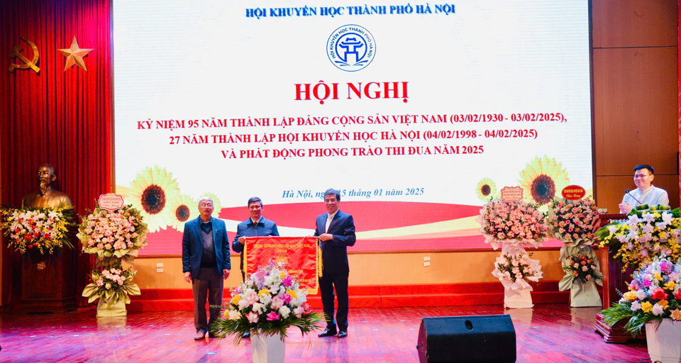 L&atilde;nh đạo Hội Khuyến học H&agrave; Nội trao Cờ kỷ niệm 25 năm ng&agrave;y th&agrave;nh lập Hội Khuyến học huyện M&ecirc; Linh.