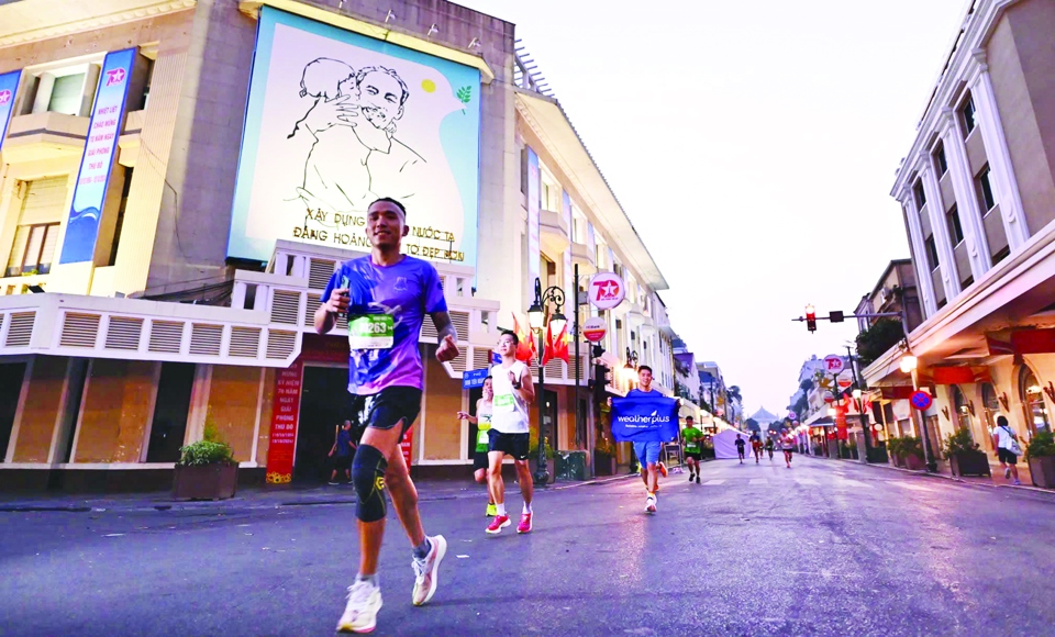 C&aacute;c vận động vi&ecirc;n tham gia giải chạy VPBank Hanoi International Marathon 2024. Ảnh: Phạm H&ugrave;ng