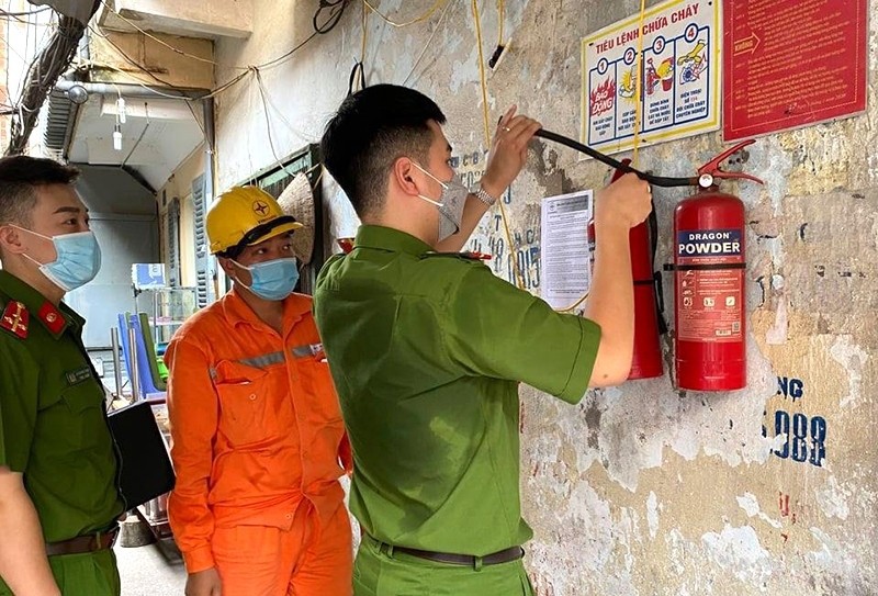 Công an phường Chương Dương, Công ty điện lực Hoàn Kiếm kiểm tra công tác phòng cháy, chữa cháy trên địa bàn. Ảnh: Đức Anh