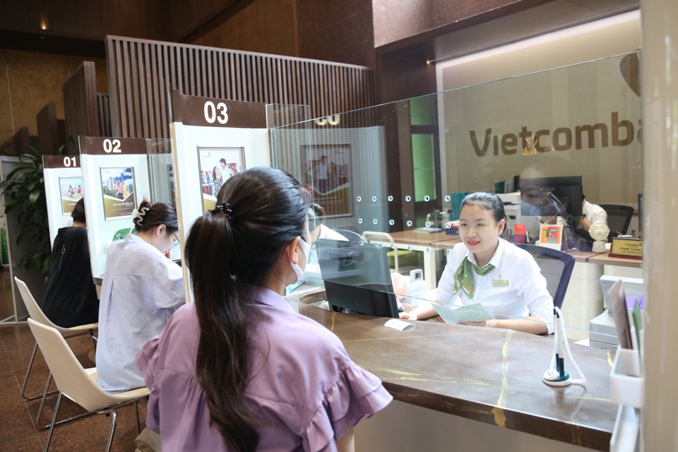 Giao dịch tại VietcomBank, chi nhánh Trần Quang Khải. Ảnh: Hải Linh