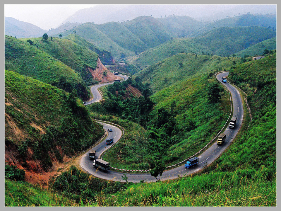 Ảnh: Đ&egrave;o Phượng Ho&agrave;ng h&ugrave;ng vĩ.Ơi M&rsquo;Drắk" &ndash; kh&uacute;c h&aacute;t mang đậm t&igrave;nh qu&ecirc; của thảo nguy&ecirc;n M&rsquo;Drắk, đ&atilde; chạm đến tr&aacute;i tim bao người bằng những giai điệu mộc mạc m&agrave; s&acirc;u lắng. Mảnh đất M&rsquo;Drắk với thảo nguy&ecirc;n b&aacute;t ng&aacute;t, n&uacute;i rừng tr&ugrave;ng điệp kh&ocirc;ng chỉ l&agrave; nguồn cảm hứng bất tận cho nhạc sĩ Nguyễn Cường m&agrave; c&ograve;n cho nhiều nghệ sĩ v&agrave; thế hệ người d&acirc;n T&acirc;y Nguy&ecirc;n. B&agrave;i h&aacute;t &ldquo;Ơi M&rsquo;Drắk&rdquo; như một c&aacute;nh cửa dẫn lối bạn đến v&ugrave;ng đất huyền thoại, nơi vẻ đẹp thi&ecirc;n nhi&ecirc;n kỳ vĩ v&agrave; văn h&oacute;a độc đ&aacute;o của M&rsquo;Drắk được t&aacute;i hiện qua những giai điệu ngọt ng&agrave;o, s&acirc;u lắng. Kh&ocirc;ng chỉ l&agrave; một t&aacute;c phẩm &acirc;m nhạc, &ldquo;Ơi M&rsquo;Drắk&rdquo; c&ograve;n trở th&agrave;nh một phần di sản văn h&oacute;a qu&yacute; gi&aacute;, khắc họa đậm n&eacute;t t&igrave;nh y&ecirc;u qu&ecirc; hương v&agrave; con người T&acirc;y Nguy&ecirc;n trong l&ograve;ng bao thế hệ."