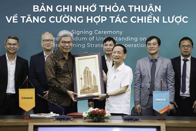 ABBANK th&ocirc;ng b&aacute;o th&agrave;nh lập Uỷ ban Chiến lược Ph&aacute;t triển bền vững ESG với vai tr&ograve; dẫn dắt của &Ocirc;ng Vũ Văn Tiền, Ph&oacute; Chủ Tịch HĐQT. H&igrave;nh lễ k&yacute; kết bi&ecirc;n bản ghi nhớ giữa ABBANK v&agrave; Maybank năm 2024