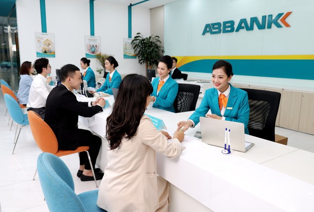 C&ugrave;ng nằm trong chiến lược ph&aacute;t triển hiệu quả v&agrave; bền vững, ABBANK đang tập trung n&acirc;ng cao sức cạnh tranh th&ocirc;ng qua chiến lược tăng cường c&aacute;c giải ph&aacute;p t&agrave;i ch&iacute;nh linh hoạt, hiệu quả dựa tr&ecirc;n am hiểu kh&aacute;ch h&agrave;ng v&agrave; thực hiện số h&oacute;a Ng&acirc;n h&agrave;ng một c&aacute;ch to&agrave;n diện