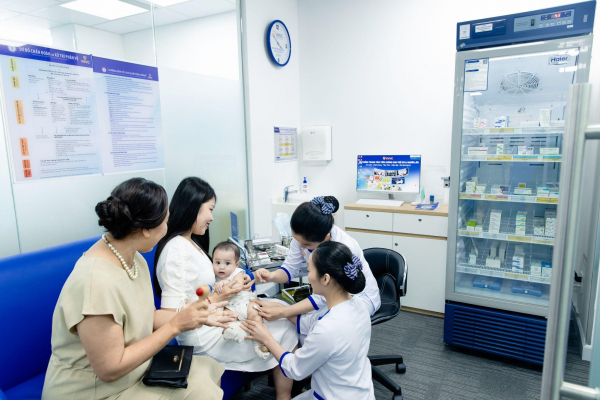 VNVC l&agrave; đơn vị ti&ecirc;m chủng vaccine uy t&iacute;n h&agrave;ng đầu Việt Nam với hơn 210 trung t&acirc;m hiện đại tr&ecirc;n cả nước, cung ứng h&agrave;ng chục loại vaccine quan trọng, vaccine mới, vaccine thế hệ mới cho trẻ em v&agrave; người lớn.