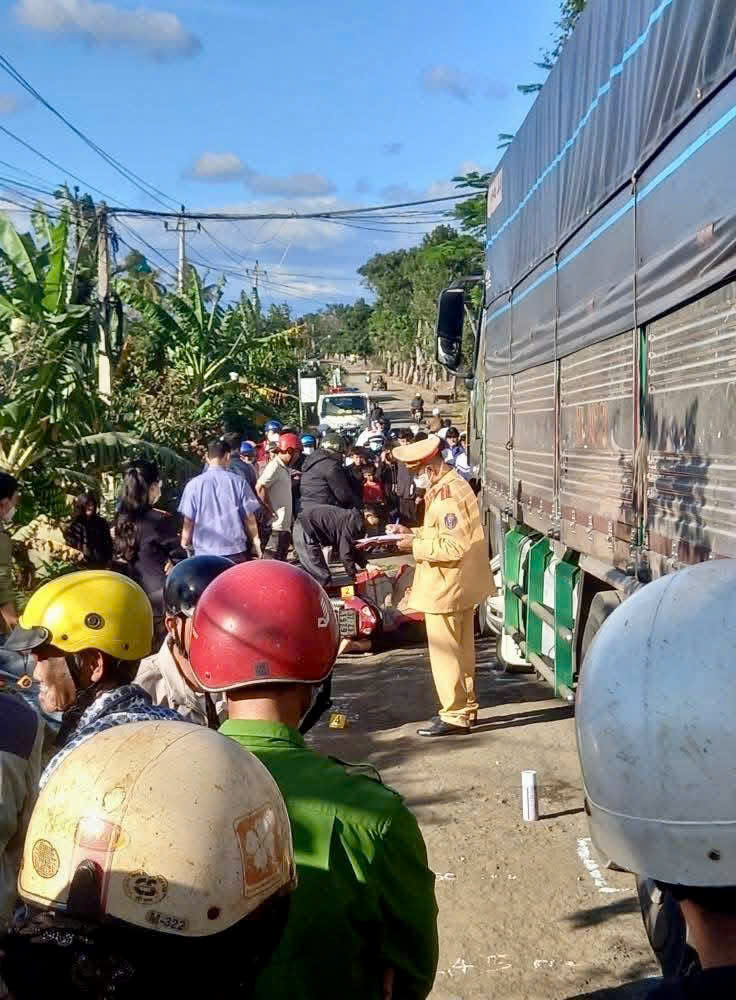 Lực lượng chức năng nhanh ch&oacute;ng c&oacute; mặt tại hiện trường để điều tiết giao th&ocirc;ng v&agrave; điều tra nguy&ecirc;n nh&acirc;n vụ tại nạn.