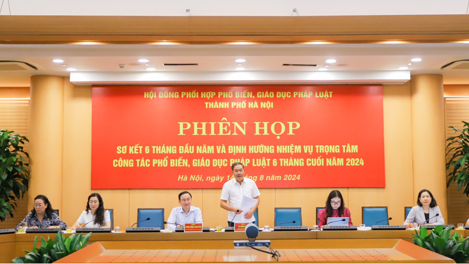 Ph&oacute; Chủ tịch Thường trực UBND TP L&ecirc; Hồng Sơn - Chủ tịch Hội đồng Phối hợp phổ biến gi&aacute;o dục ph&aacute;p luật TP H&agrave; Nội chủ tr&igrave; phi&ecirc;n họp của Hội đồng