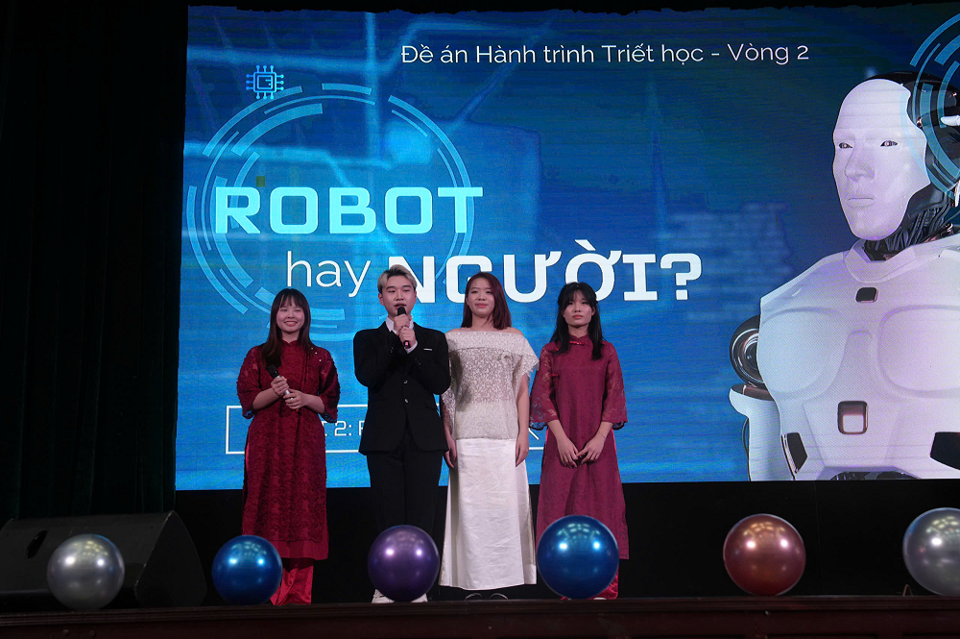 Đội thi Philogic n&oacute;i về khả năng robot c&oacute; thể thay thế con người trong tương lai.