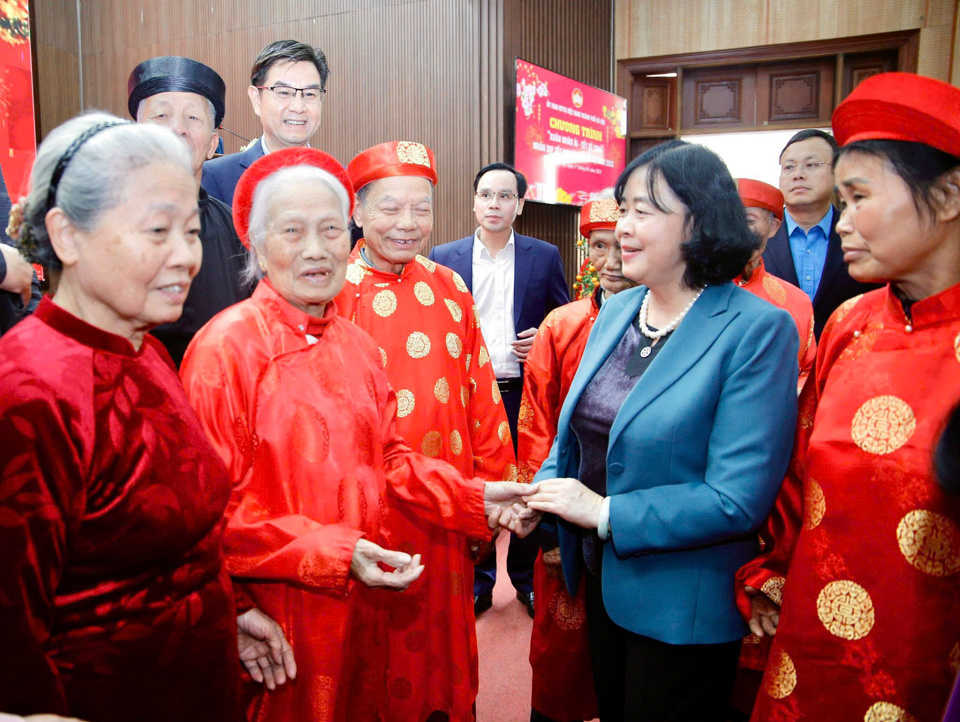 B&iacute; thư Th&agrave;nh ủy B&ugrave;i Thị Minh Ho&agrave;i &acirc;n cần hỏi thăm, ch&uacute;c Tết&nbsp;c&aacute;c cụ cao ni&ecirc;n huyện Chương Mỹ.