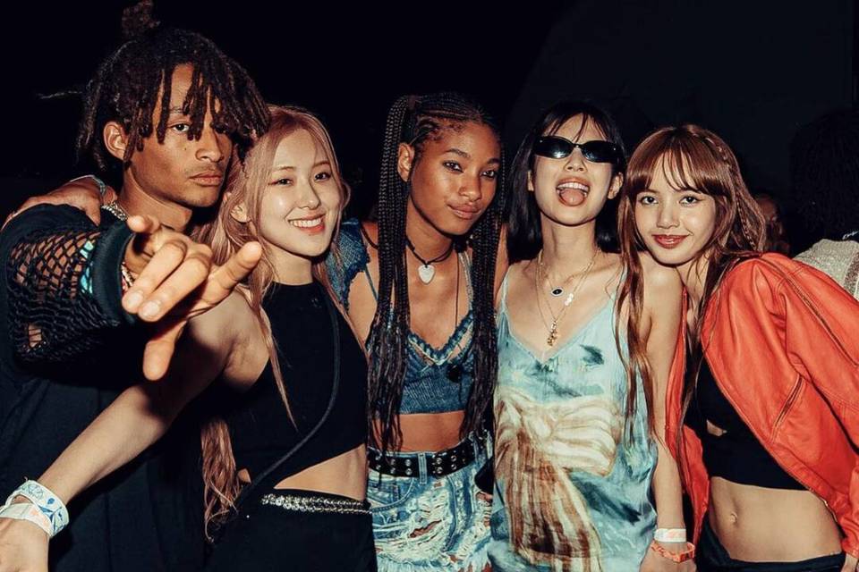 Ros&eacute; đứng cạnh Jaden Smith (b&ecirc;n tr&aacute;i) trong bức ảnh chụp chung ở Coachella 2023. Ảnh: Instagram