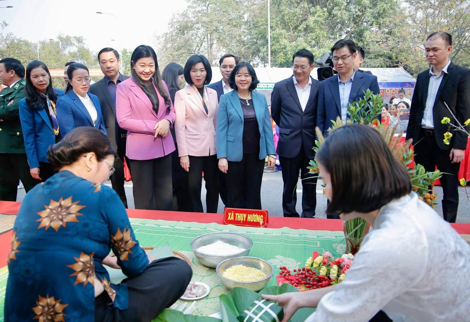 B&iacute; thư Th&agrave;nh ủy B&ugrave;i Thị Minh Ho&agrave;i c&ugrave;ng l&atilde;nh đạo th&agrave;nh phố đ&atilde; tham quan c&aacute;c gian h&agrave;ng Tết tại huyện Chương Mỹ.