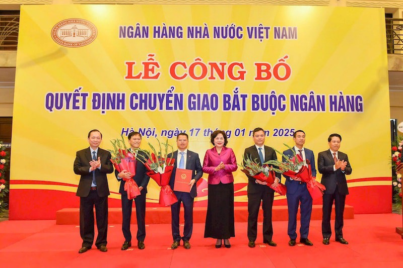 Lãnh đạo NHNN trao Quyết định chuyển giao bắt buộc GPBank cho VPBank, DongA Bank cho HDBank