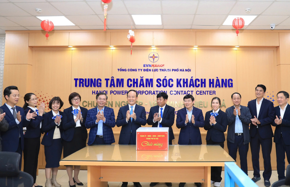 Chủ tịch HĐND TP H&agrave; Nội Nguyễn Ngọc Tuấn thăm, tặng qu&agrave; Trung t&acirc;m chăm s&oacute;c kh&aacute;ch h&agrave;ng&nbsp;