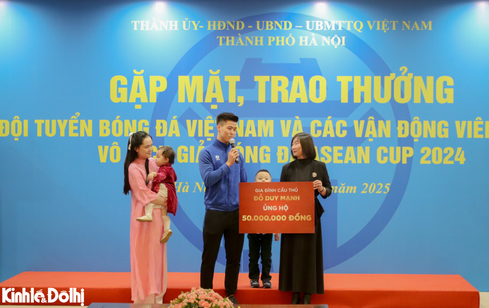 Trung vệ Đỗ Duy Mạnh ủng hộ Quỹ v&igrave; trẻ em c&oacute; ho&agrave;n cảnh kh&oacute; khăn tr&ecirc;n địa b&agrave;n TP H&agrave; Nội.