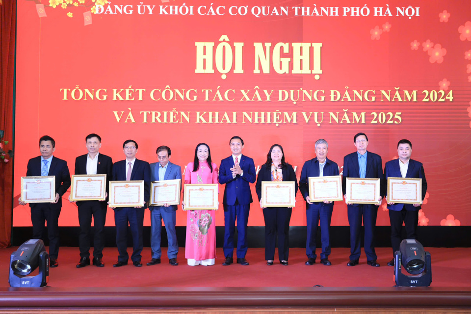 B&iacute; thư Đảng ủy Khối c&aacute;c cơ quan TP H&agrave; Nội Do&atilde;n Trung Tuấn trao Bằng khen của Ban Thường vụ Th&agrave;nh ủy tặng c&aacute;c tập thể c&oacute; th&agrave;nh t&iacute;ch xuất sắc trong c&ocirc;ng t&aacute;c x&acirc;y dựng Đảng v&agrave; thực hiện nhiệm vụ ch&iacute;nh trị năm 2024 (trong đ&oacute; c&oacute; Đảng bộ B&aacute;o Kinh tế &amp; Đ&ocirc; thị)&nbsp;