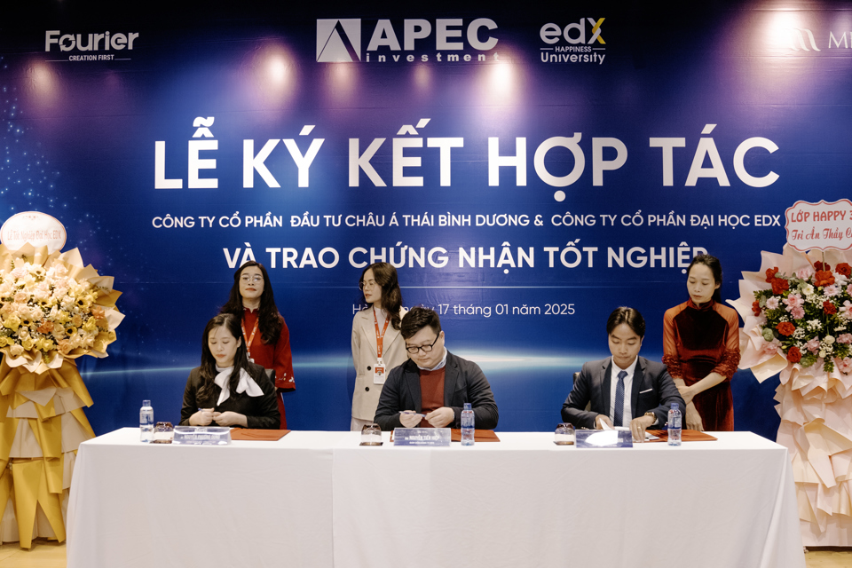 K&iacute; kết hợp t&aacute;c đ&agrave;o tạo giữa edX vớiAPEC với Madala. Ảnh: Khắc Ki&ecirc;n