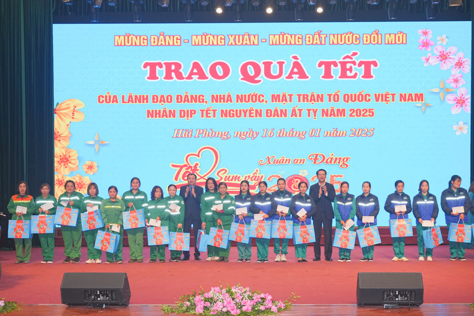 Ph&oacute; Thủ tướng B&ugrave;i Thanh Sơn c&ugrave;ng l&atilde;nh đạo th&agrave;nh phố trao qu&agrave; cho người c&oacute; ho&agrave;n cảnh kh&oacute; khăn tại Hải Ph&ograve;ng. Ảnh: Đ&agrave;m Thanh