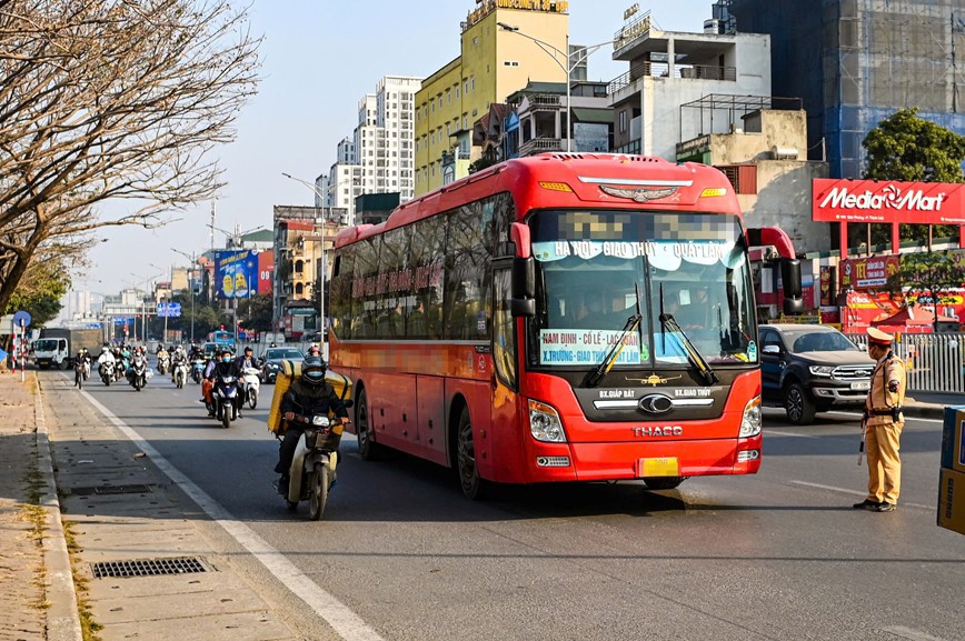 Ph&ograve;ng Cảnh s&aacute;t giao th&ocirc;ng đ&atilde; chỉ đạo c&aacute;c Đội CSGT địa b&agrave;n, đặc biệt l&agrave; những nơi c&oacute; bến xe lớn, tập trung c&aacute;c nh&agrave; xe... chủ động tuy&ecirc;n truyền, y&ecirc;u cầu chấp h&agrave;nh c&aacute;c quy định