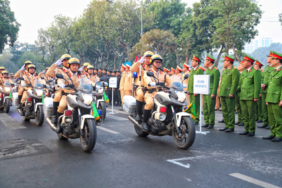 Ngay sau Lễ ra qu&acirc;n, lực lượng chức năng đ&atilde; triển khai đồng bộ c&aacute;c nhiệm vụ đảm bảo ATGT.