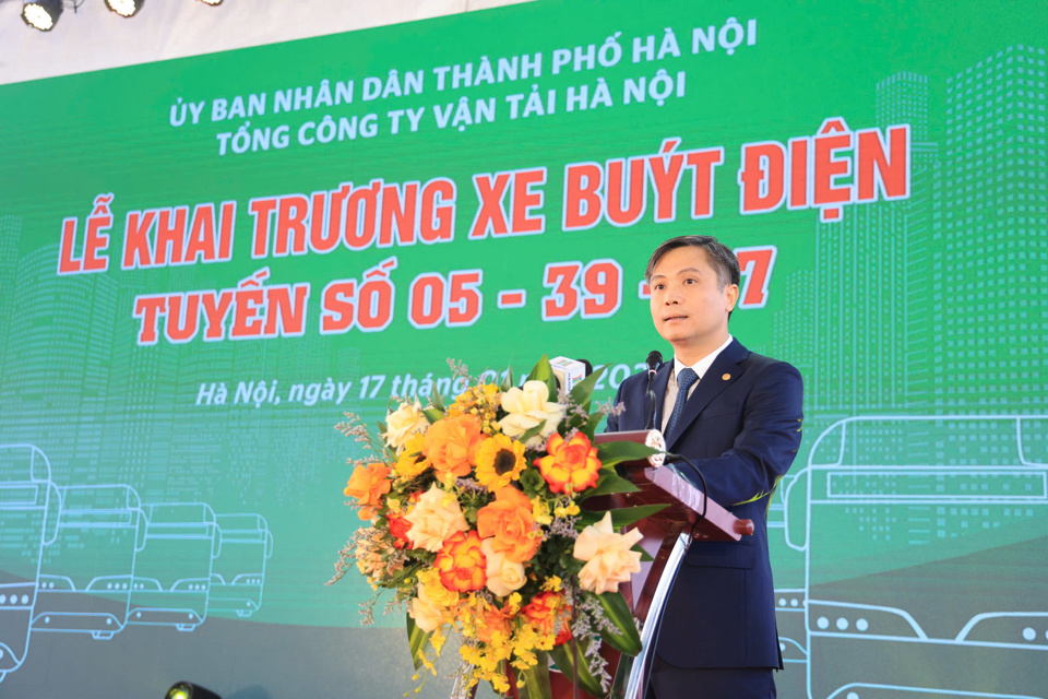 &Ocirc;ng Nguyễn Thanh Nam &ndash; Tổng Gi&aacute;m đốc Transerco b&aacute;o c&aacute;o qu&aacute; tr&igrave;nh triển khai dự &aacute;n đầu tư xe bu&yacute;t điện tại lễ khai trương.