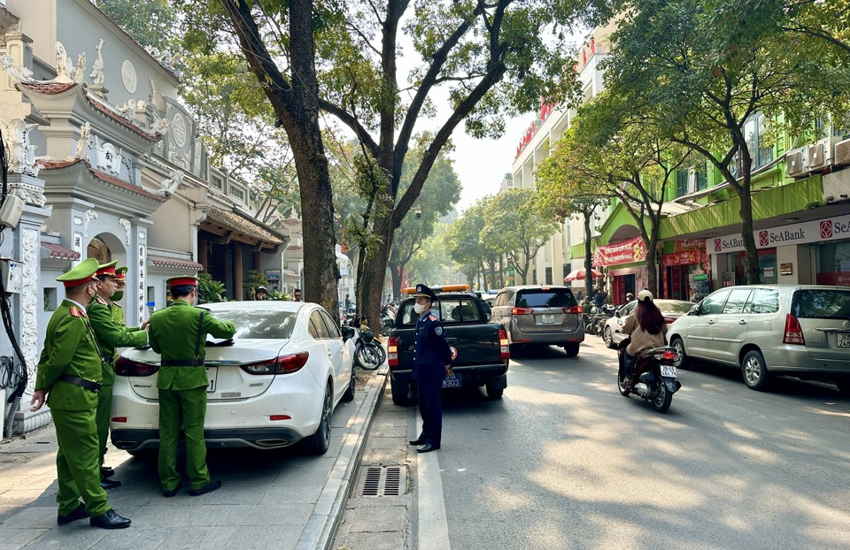 Hoàn Kiếm: Xử lý nghiêm phương tiện dừng, đỗ sai quy định trên các tuyến phố - Ảnh 1