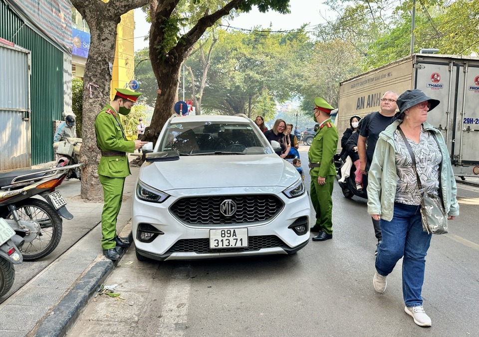 Tổ c&ocirc;ng t&aacute;c li&ecirc;n ngh&agrave;nh quận Ho&agrave;n Kiếm xử l&yacute; vi phạm phương tiện dừng đỗ sai quy định tr&ecirc;n phố Đinh Lễ.