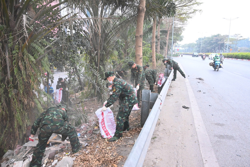 Lực lượng chức năng dọn dẹp r&aacute;c thải tr&ecirc;n đường V&agrave;nh đai 2.