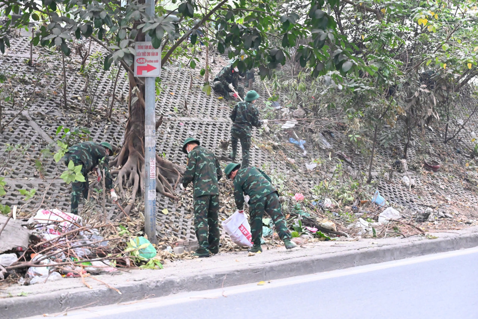 Phường Vĩnh Phúc ra quân đảm bảo vệ sinh môi trường - Ảnh 1