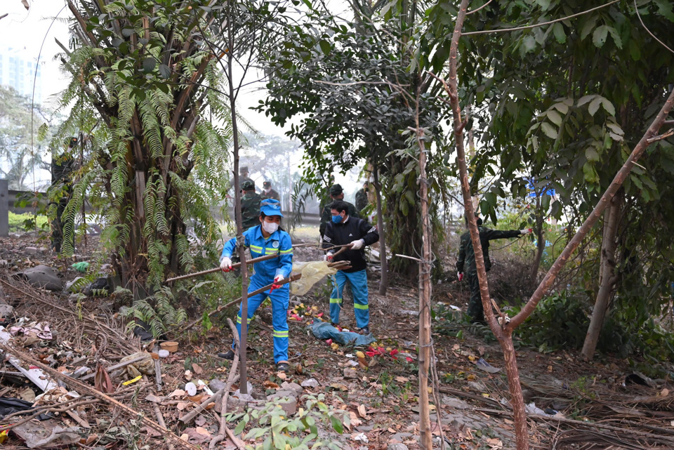 C&ocirc;ng nh&acirc;n vệ sinh m&ocirc;i trường tổ chức thu gom r&aacute;c thải.