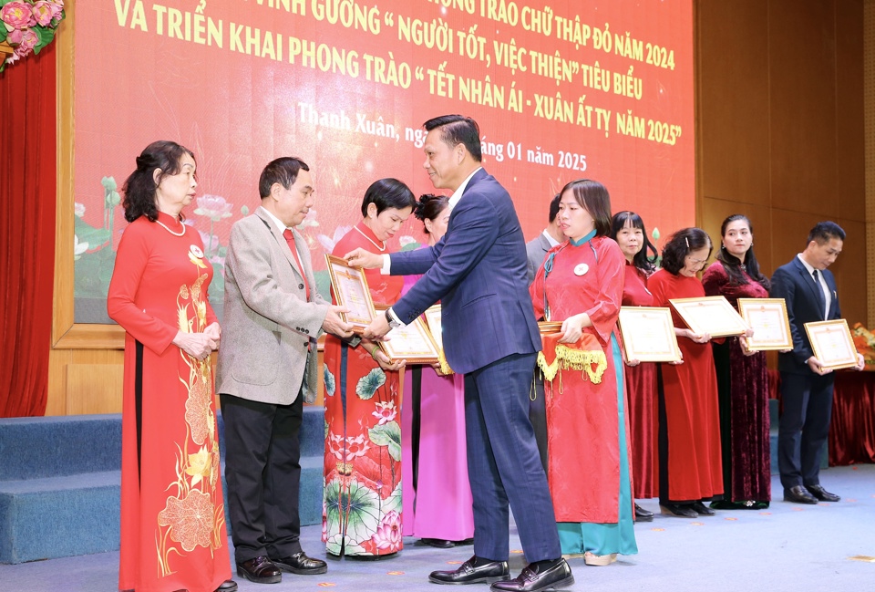 L&atilde;nh đạo quận Thanh Xu&acirc;n trao tặng Bằng khen của Trung ương Hội Chữ thập đỏ Việt Nam, Giấy khen của Hội Chữ thập đỏ th&agrave;nh phố H&agrave; Nội, Giấy khen của UBND quận cho c&aacute;c tập thể, c&aacute; nh&acirc;n c&oacute; th&agrave;nh t&iacute;ch xuất trong c&ocirc;ng t&aacute;c Hội