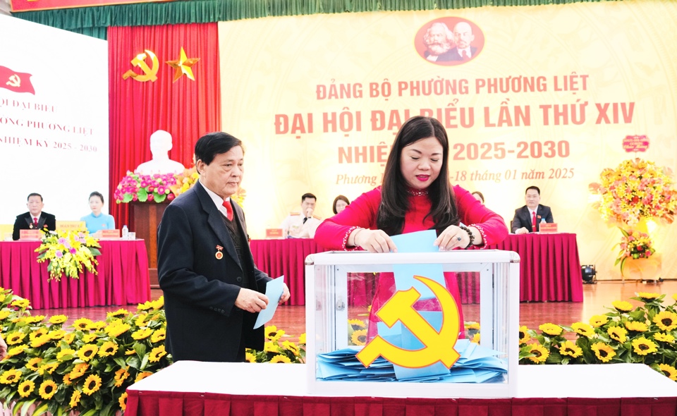 Đại biểu bỏ phiếu bầu Ban Chấp h&agrave;nh Đảng bộ phường Phương Liệt nhiệm kỳ 2025-2030