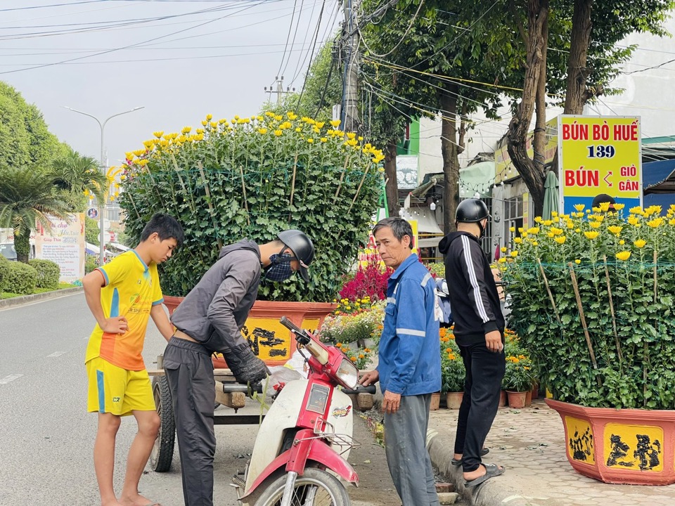 Những năm trước, chợ hoa Xu&acirc;n được tổ chức dọc tuyến đường Phạm Văn Đồng (phường Nghĩa Ch&aacute;nh).