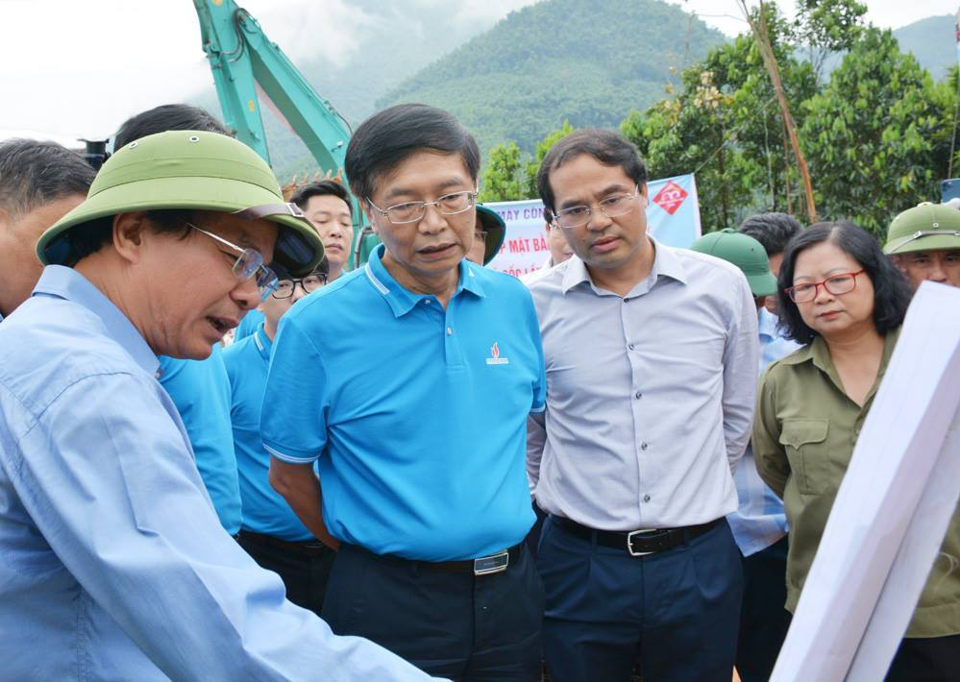 C&aacute;c đồng ch&iacute; l&atilde;nh đạo tỉnh trao đổi, b&agrave;n bạc khắc phục thiệt hại về nh&agrave; ở do ảnh hưởng b&atilde;o số 3. Ảnh: Thanh Huyền