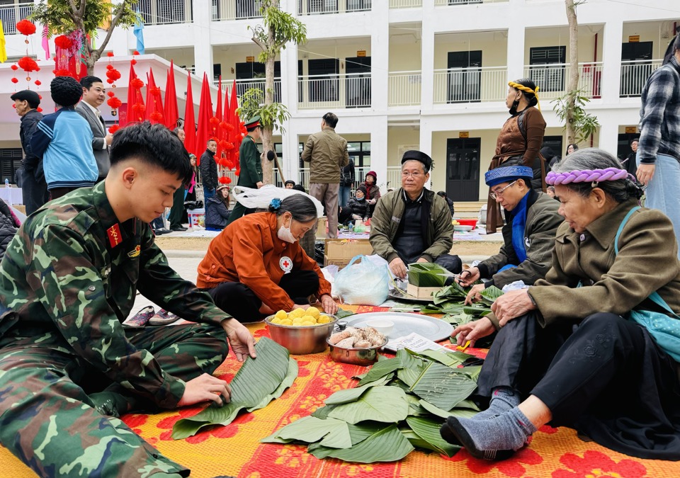 Lực lượng qu&acirc;n đội tham gia c&ugrave;ng người d&acirc;n trong cuộc thi g&oacute;i b&aacute;nh Chưng.