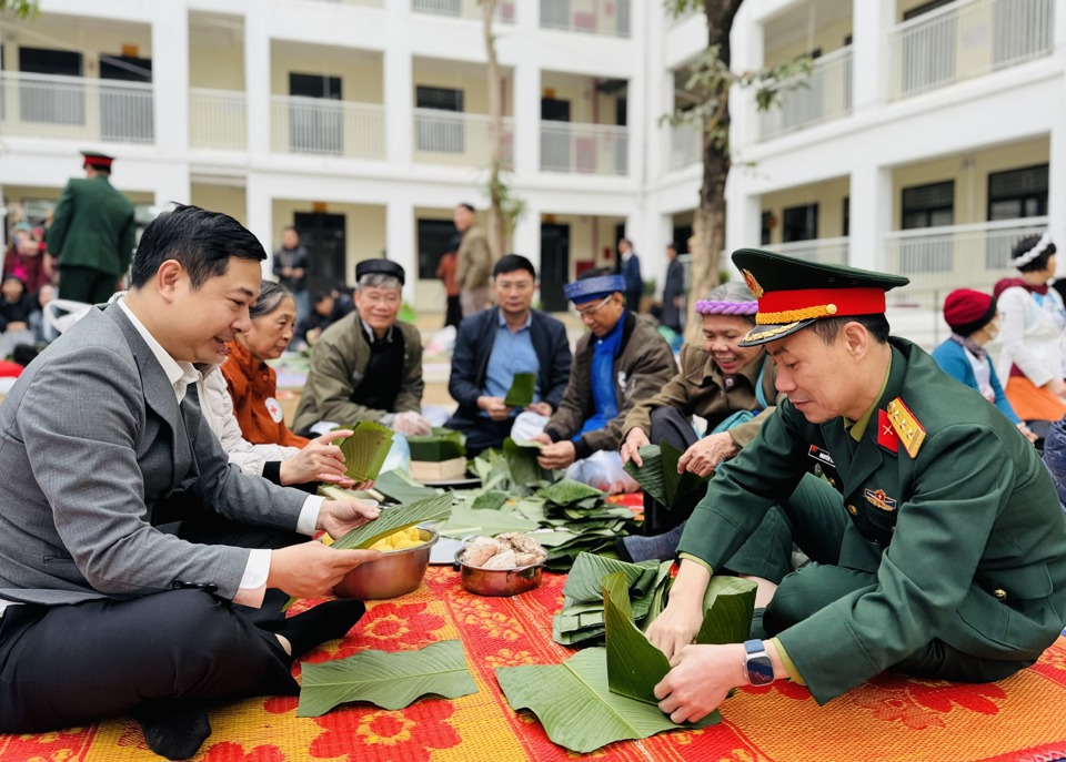 Qu&acirc;n nh&acirc;n, c&aacute;n bộ v&agrave; người d&acirc;n c&ugrave;ng xum vầy g&oacute;i b&aacute;nh Chưng tại chương tr&igrave;nh.