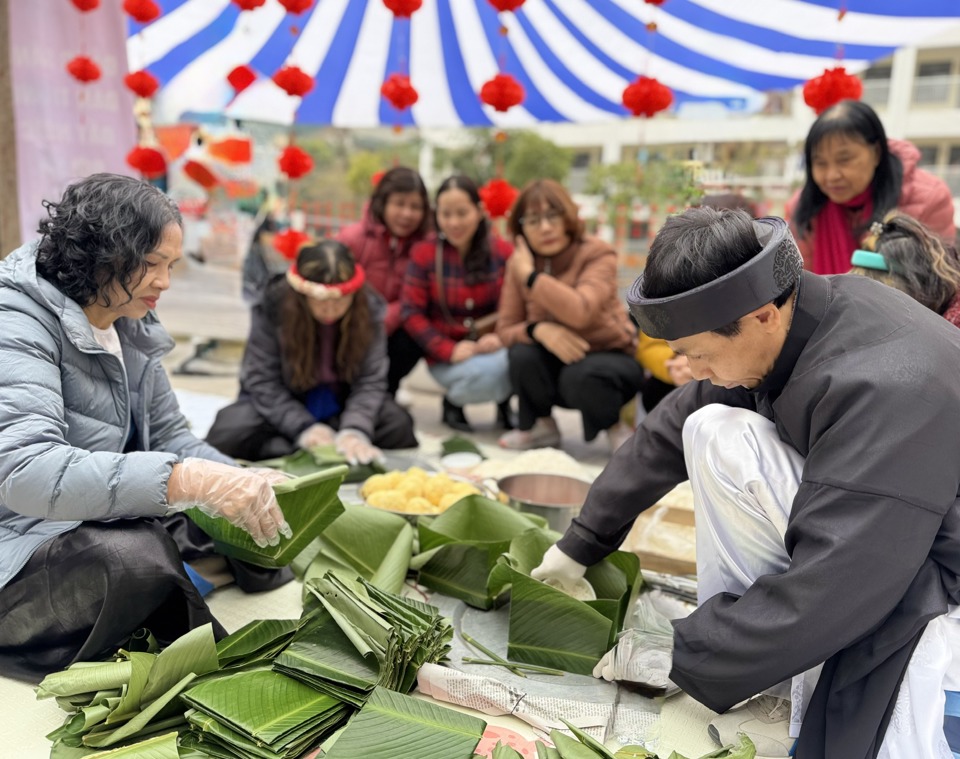 Mỗi tổ d&acirc;n phố của phường Quang Trung được chia l&agrave;m một đội để g&oacute;i v&agrave; nấu b&aacute;nh Chưng tại chương tr&igrave;nh.