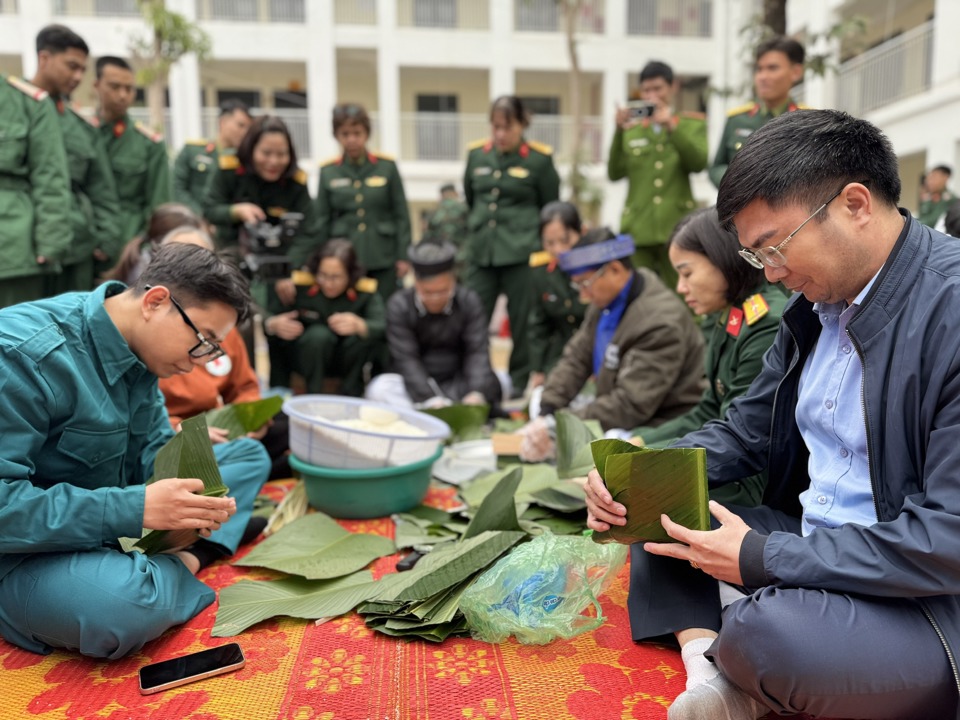 Lực lượng d&acirc;n qu&acirc;n tự vệ tham gia c&ugrave;ng người d&acirc;n trong cuộc thi g&oacute;i b&aacute;nh Chưng.