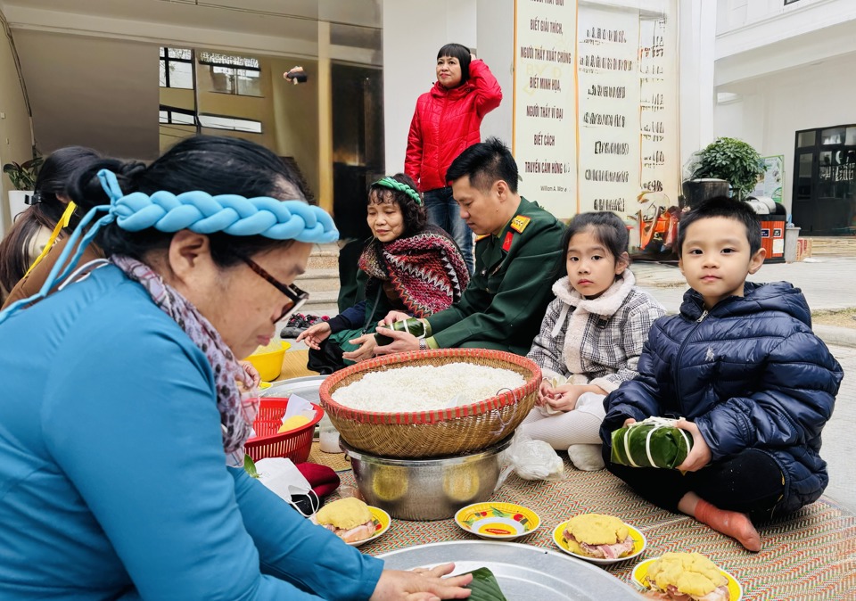 C&aacute;c em nhỏ h&aacute;o hức xem c&aacute;c đội g&oacute;i b&aacute;nh Chưng.