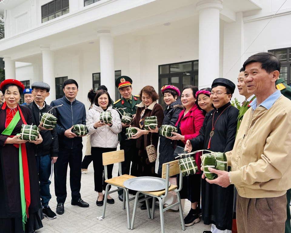 Sau gần 1 giờ, những chiếc b&aacute;nh Chưng đ&atilde; được g&oacute;i xong để chuẩn bị mang đi luộc.