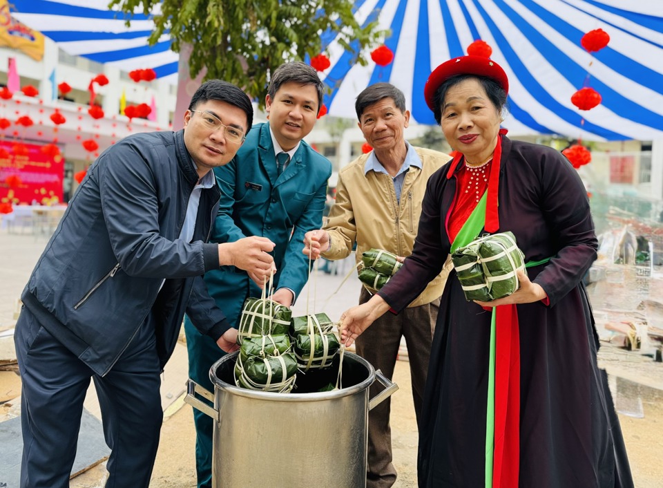 C&aacute;c đội tham gia cuộc thi chuẩn bị cho b&aacute;nh Chưng v&agrave;o nồi để luộc.